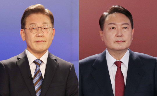 이재명(왼쪽) 더불어민주당 대선 후보와 윤석열 국민의힘 대선 후보가 11일 오후 서울 중구 매경미디어센터에서 열린 한국기자협회 주최 방송 6개사 공동 주관 2022 대선 후보 초청 토론회 시작에 앞서 리허설하고 있다. <국회사진기자단>